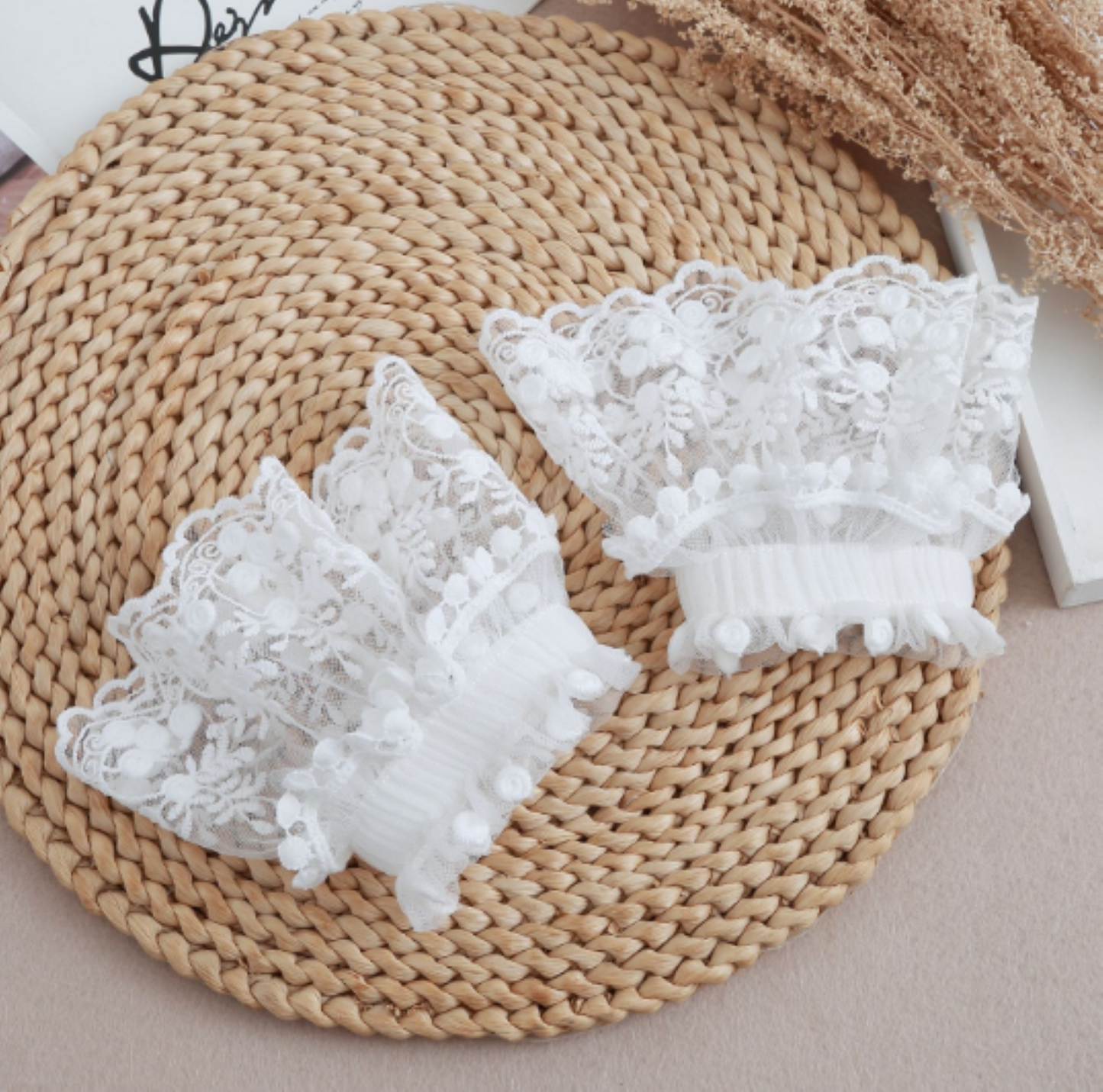 1 pair / Off White / Fake Lace Sleeve Cuffs, False Wrist Cuffs, Removable Wrist Cuffs SC521(K)