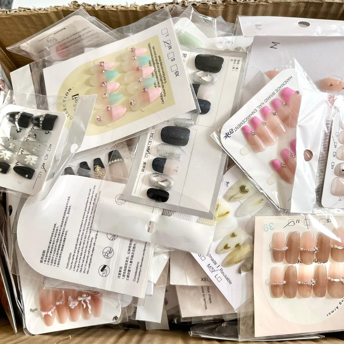 (W001) 30 sets / Random Press on Nails