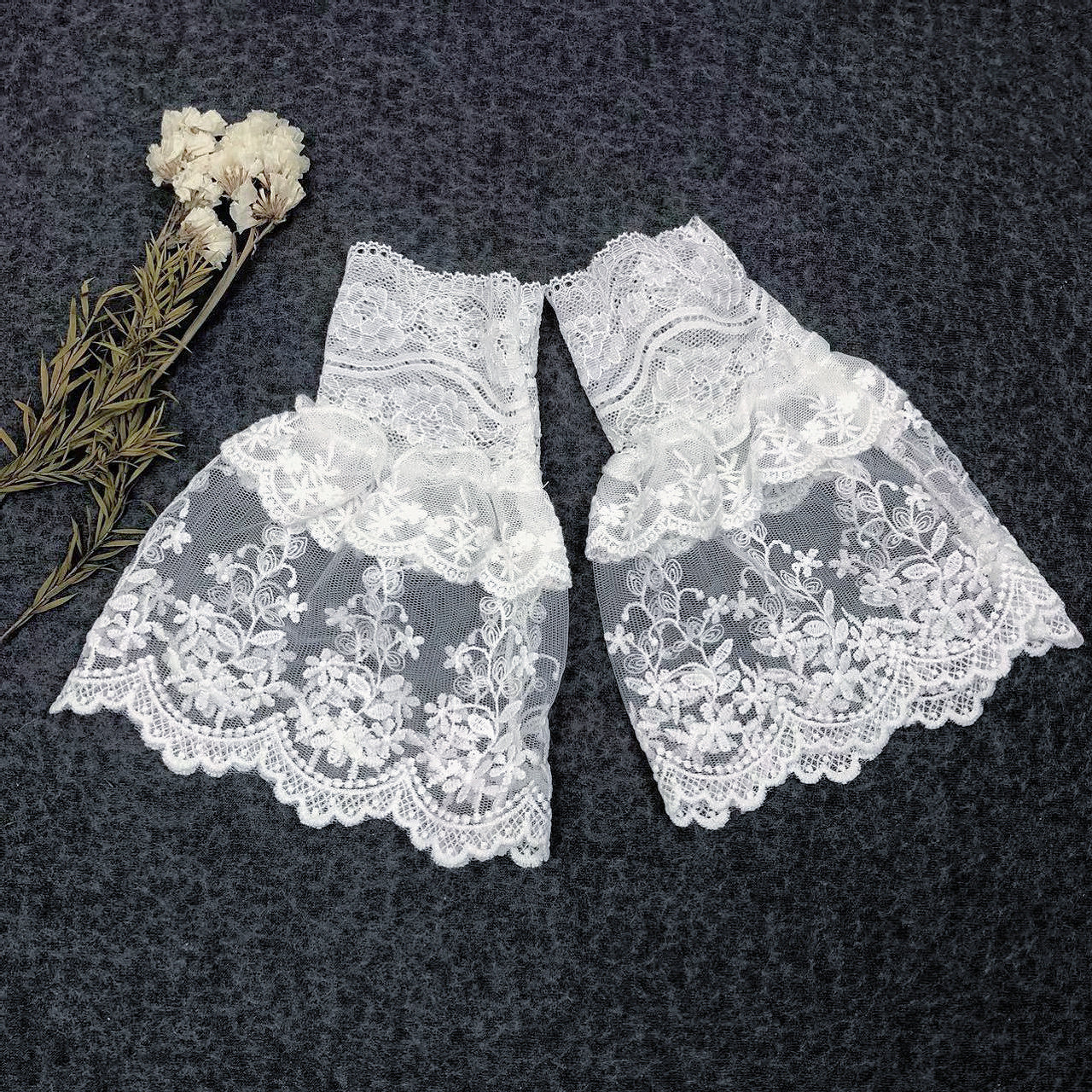 2 pcs / Off White Fake Lace Sleeve Cuffs, False Wrist Cuffs, Removable Wrist Cuffs SC056(W)
