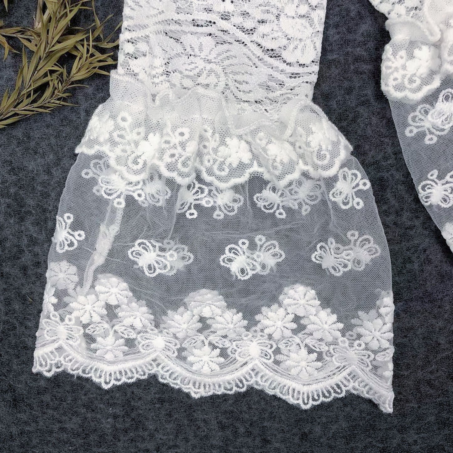 2 pcs / Off White Fake Lace Sleeve Cuffs, False Wrist Cuffs, Removable Wrist Cuffs SC055(W)