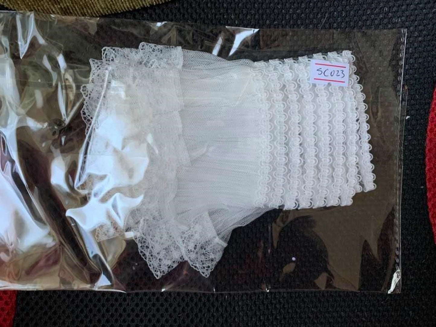 2 pcs / Off White Fake Lace Sleeve Cuffs, False Wrist Cuffs, Removable Wrist Cuffs SC023(K)