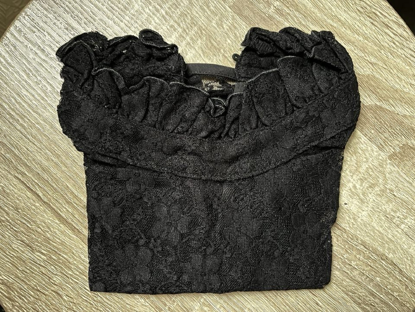 B683 / Off White, Black / Fake Collar