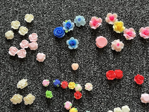 30 pcs / Assorted Colours / Acrylic Mini Flowers with Holes MF002