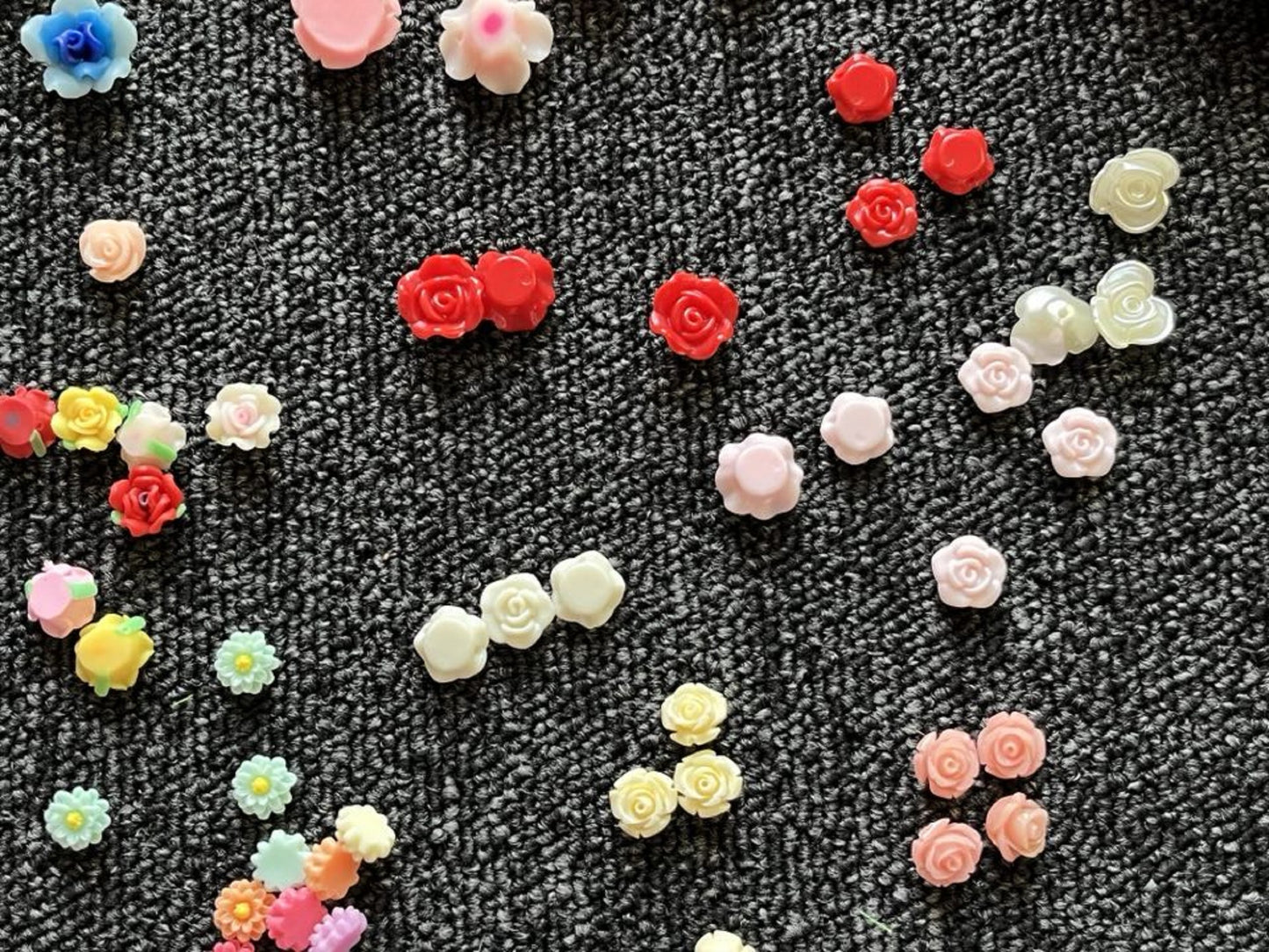 30 pcs / Assorted Colours / Acrylic Mini Flowers with Holes MF002