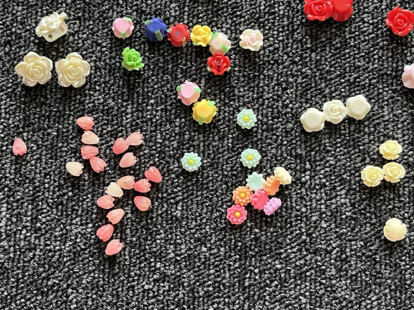 30 pcs / Assorted Colours / Acrylic Mini Flowers with Holes MF002