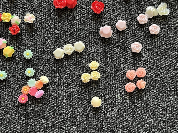 30 pcs / Assorted Colours / Acrylic Mini Flowers with Holes MF002