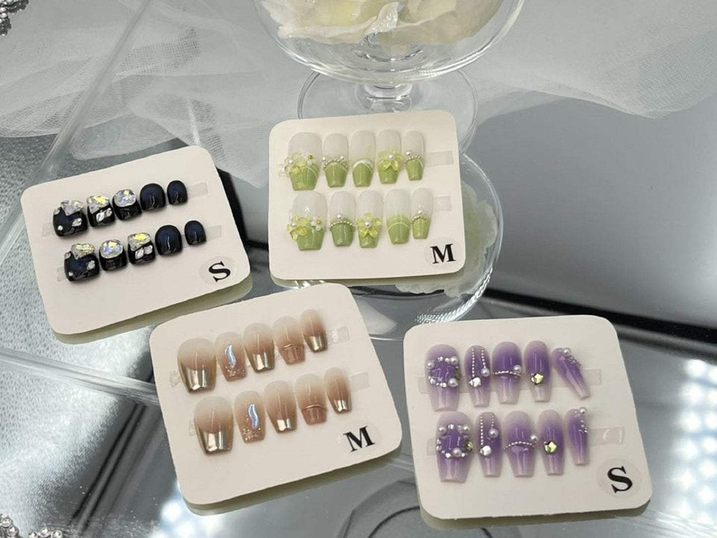 (1.00 Live) 1 set Random Press on Nails without tool