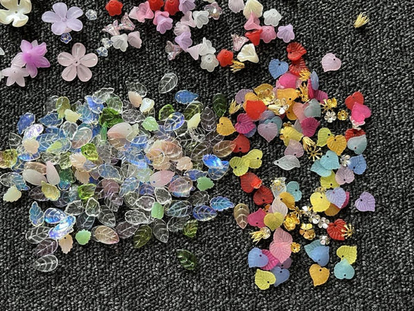 200 pcs / Assorted Colours / Acrylic Mini Flowers, Leaves, Caps MF001