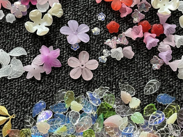 200 pcs / Assorted Colours / Acrylic Mini Flowers, Leaves, Caps MF001