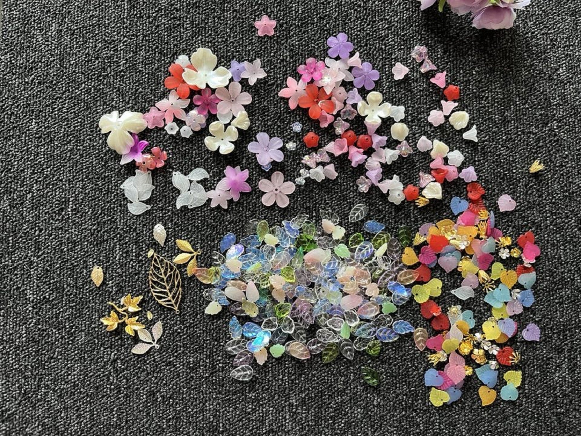 200 pcs / Assorted Colours / Acrylic Mini Flowers, Leaves, Caps MF001