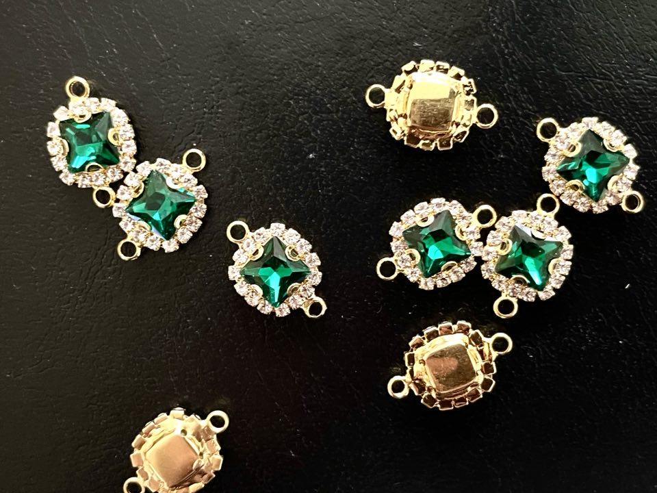 (C050G) 10 Pcs /  14mm / Gold Base Rhinestone Square Connector
