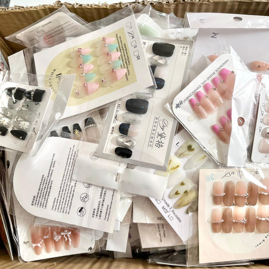 (W001) 30 sets / Random Press on Nails