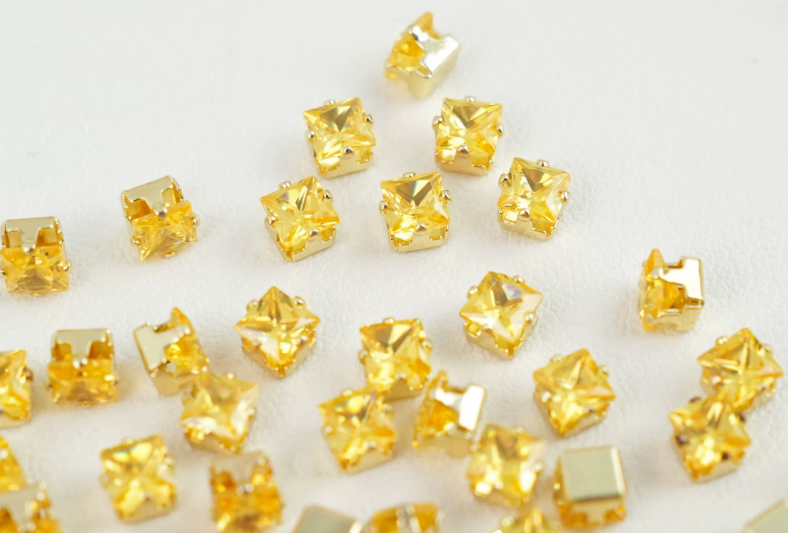25 pcs / Silver Plated Square Glass Sew-On Crystals, Jewellery Making S70