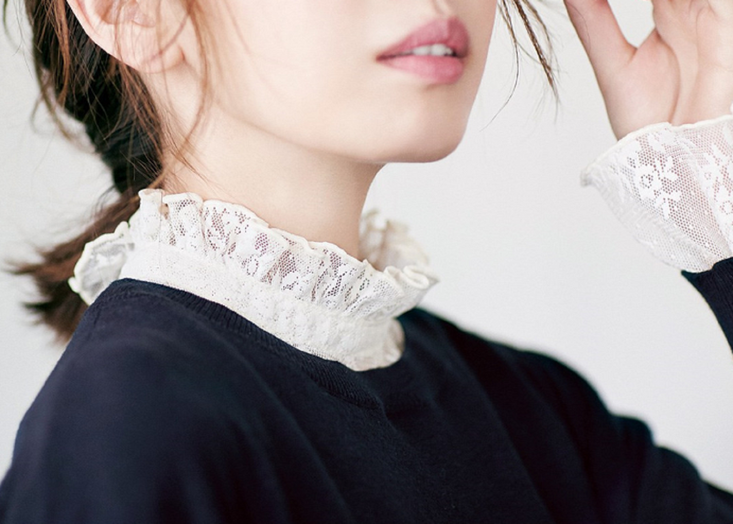 B683 / Off White, Black / Fake Collar