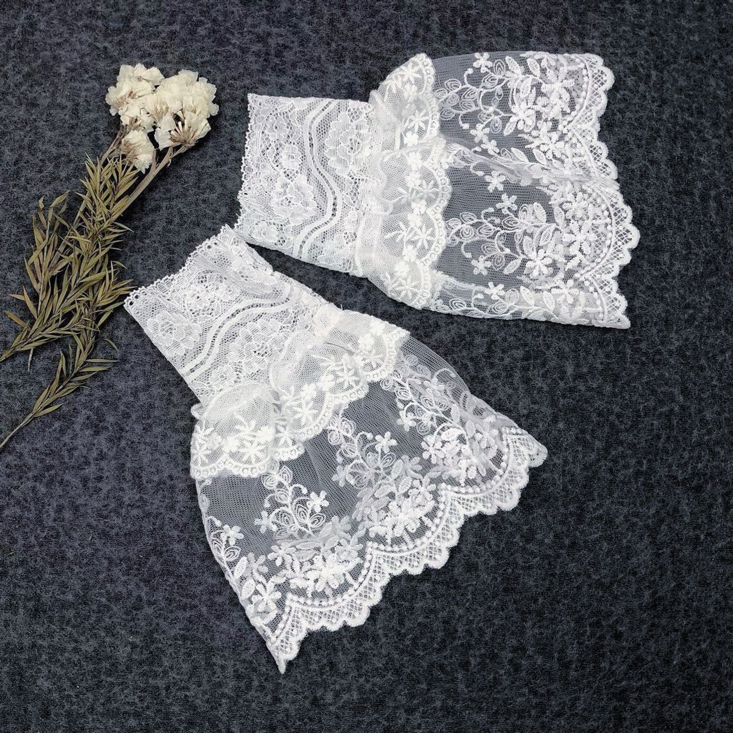 2 pcs / Off White Fake Lace Sleeve Cuffs, False Wrist Cuffs, Removable Wrist Cuffs   SC056(W)