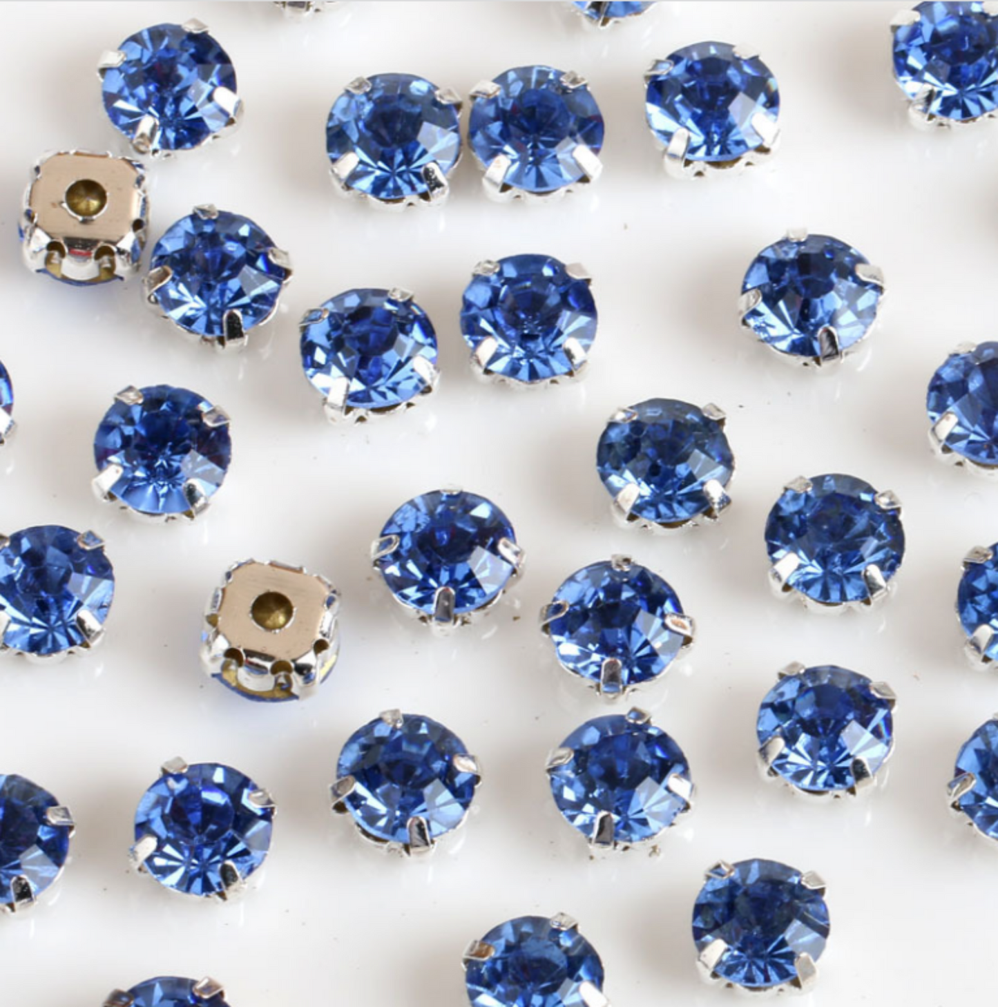 (S31S)  100 Pcs / 4mm / Sew On Silver Colour Base Rhinestones