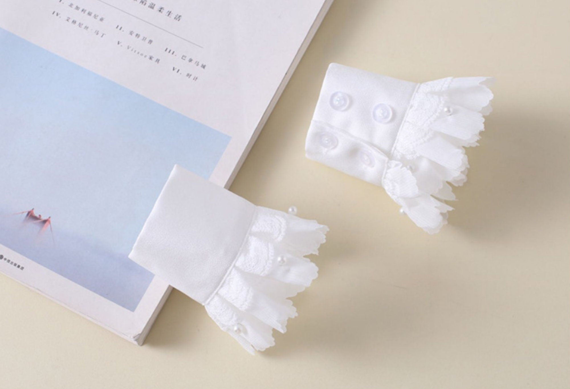 2 pcs / Off White Fake Lace Sleeve Cuffs, False Wrist Cuffs, Removable Wrist Cuffs   SC528(M)