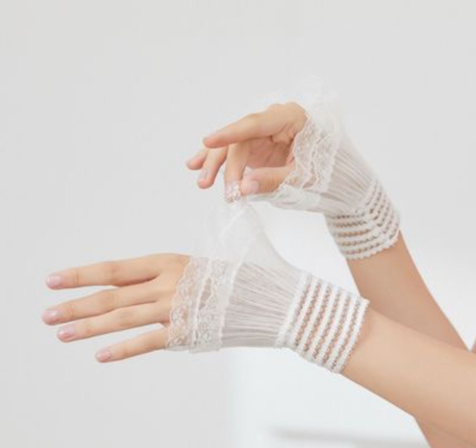 2 pcs / Off White Fake Lace Sleeve Cuffs, False Wrist Cuffs, Removable Wrist Cuffs  SC023(K)