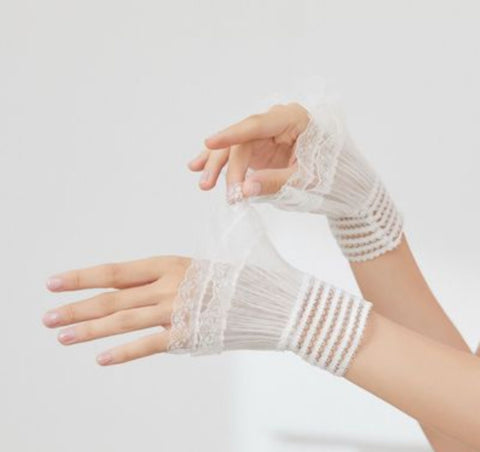 2 pcs / Off White Fake Lace Sleeve Cuffs, False Wrist Cuffs, Removable Wrist Cuffs  SC023(K)