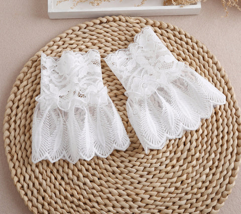 2 pcs / Off White Fake Lace Sleeve Cuffs, False Wrist Cuffs, Removable Wrist Cuffs SC035(K)