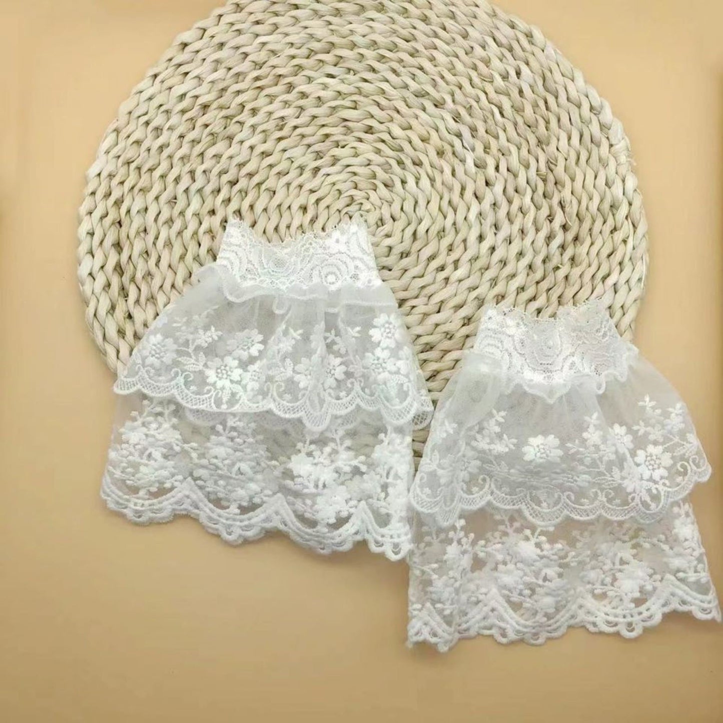 2 pcs / Off White Fake Lace Sleeve Cuffs, False Wrist Cuffs, Removable Wrist Cuffs  SC045(W)