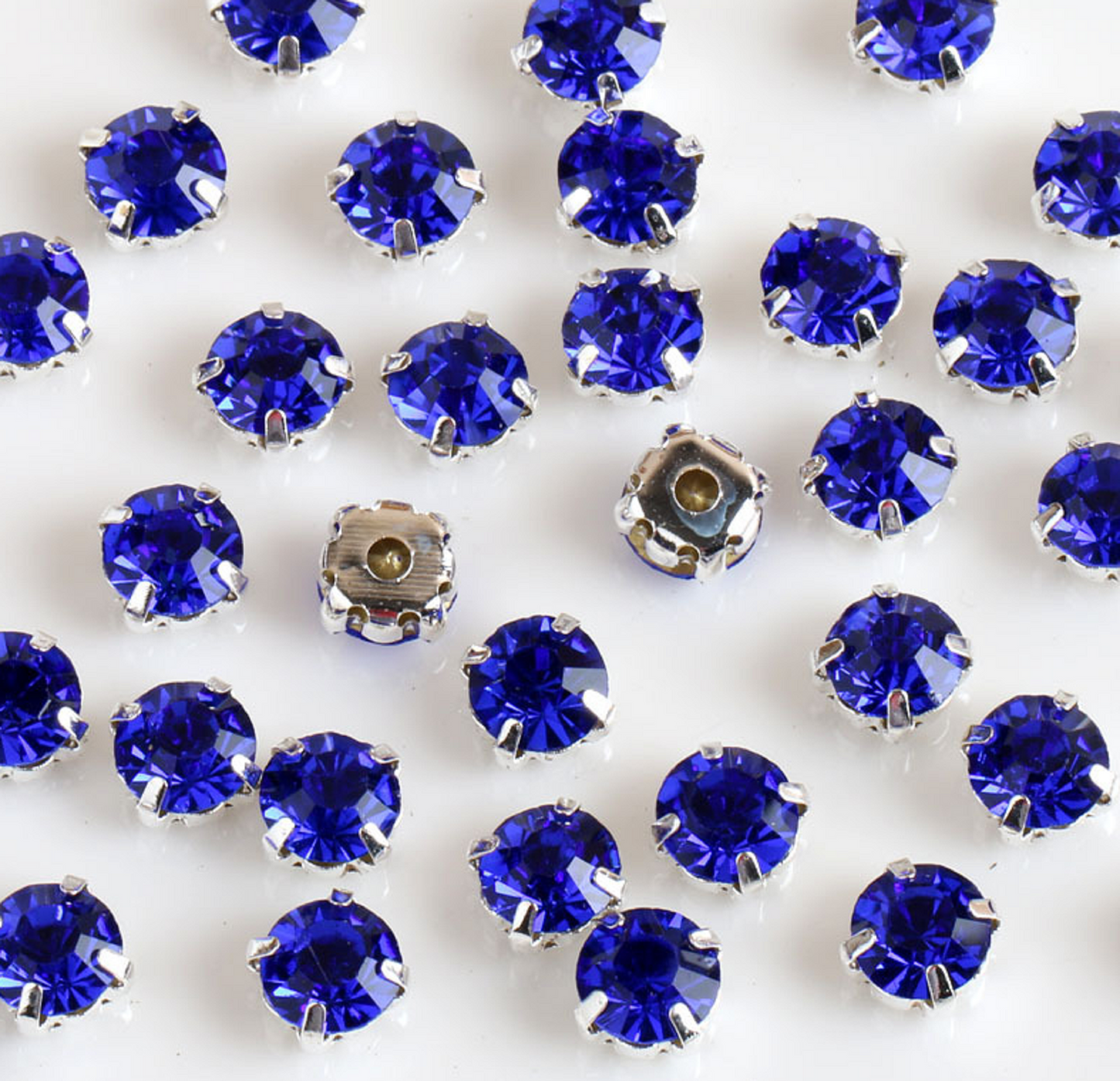 (S31S)  100 Pcs / 4mm / Sew On Silver Colour Base Rhinestones