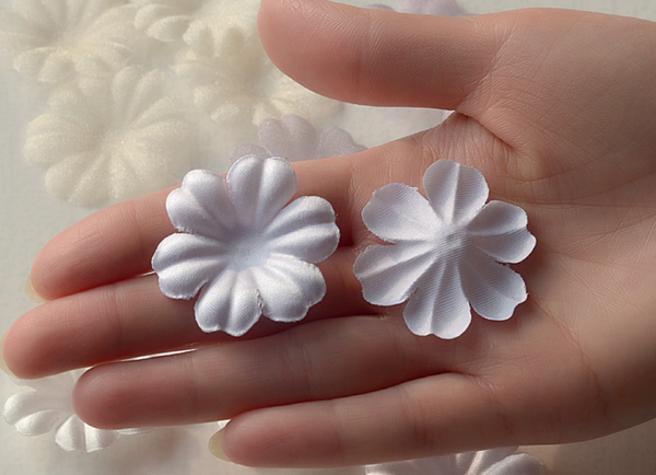 50 pcs / Organza, Silk / Fabric Flower Petals SF93